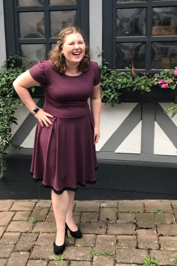 Sabrina lachend in bordeaux Kleid
